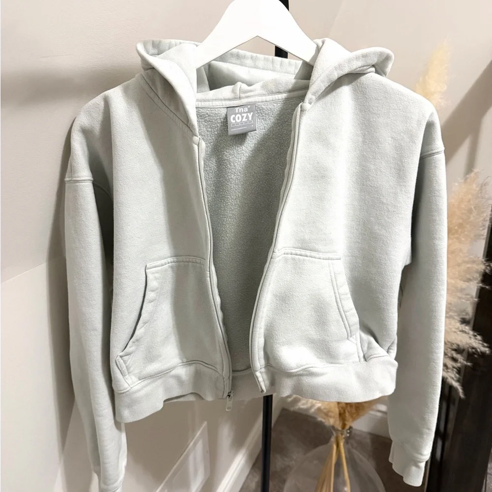 Aritzia TNA Cozy Cropped Zip-Up Hoodie Light Sage Green | Fleece - Picture 2 of 10